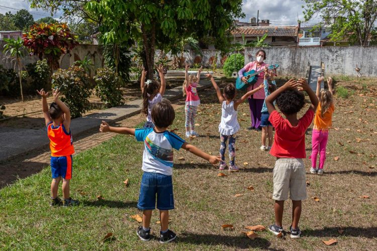 Dairy Hernández Serrat con niños