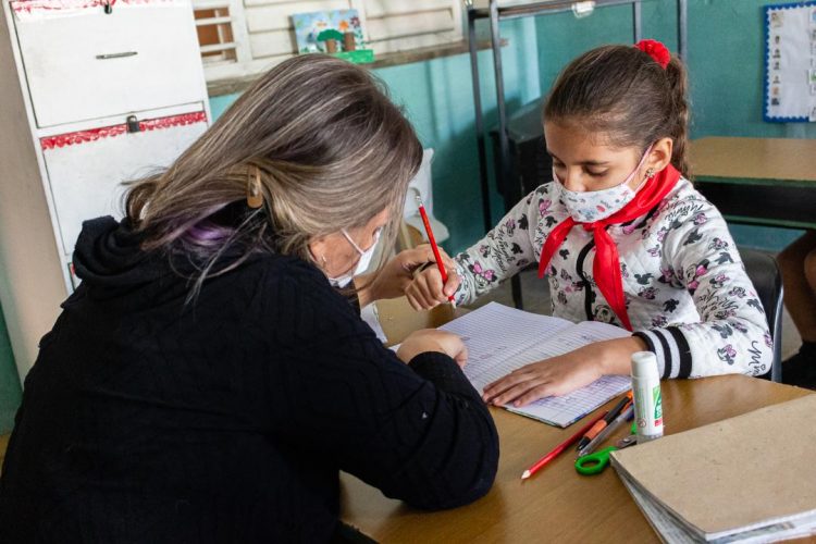 Cuando se camina juntos y con amor Las maestras trabajan con los estudiantes con TEA de forma individual.