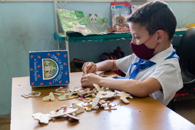 Cuando se camina juntos y con amor Un niño con TEA necesita que lo ayuden a establecer relaciones satisfactorias, a ser amistoso, servicial y útil, para estimular así su desarrollo integral