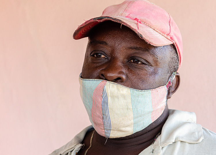En Pinar del Río, transformar el barrio desde el corazón Osmín Martínez Rivera agradece poder vivir en una casa digna después de 10 años residiendo en un local sin condiciones / Foto: Jaliosky Ajete Rabeiro