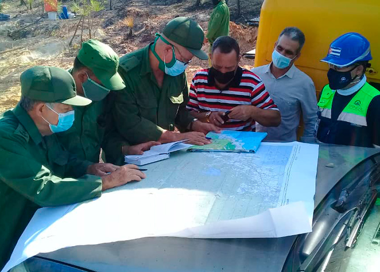 Procuran extinguir incendio forestal en Minas de Matahambre Procuran extinguir incendio forestal en Minas de Matahambre
