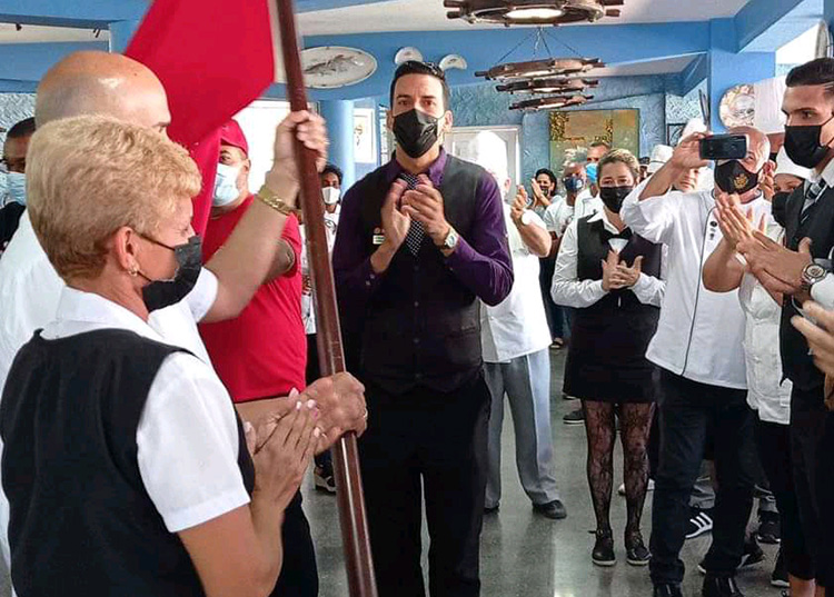 “Llegar no, mantenerse” Acto para la entrega de la que acredita al centro como Vanguardia nacional en el 2021 / Foto: Geidy Díaz Crespo