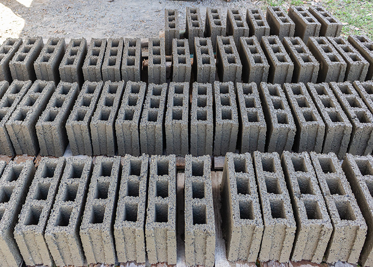 Una Fortaleza en Las Minas La producción de bloques ronda los 9 000 mensuales / Foto: Jaliosky Ajete Rabeiro