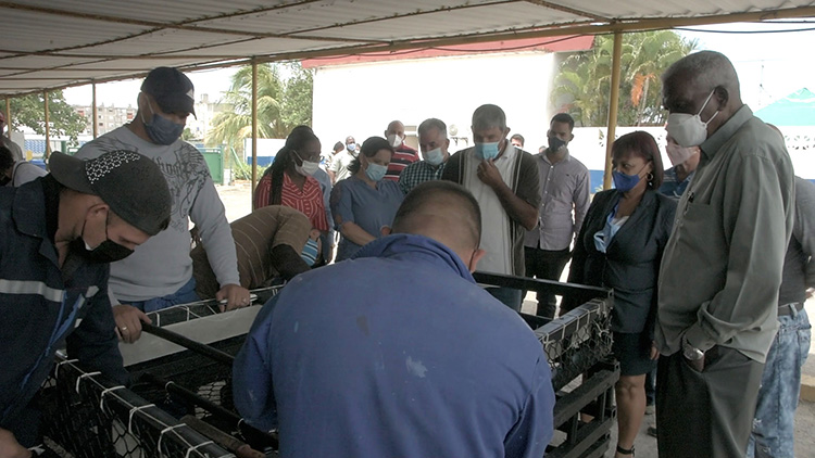 Reconocen en visita parlamentaria la cohesión de trabajo de la provincia Pinar del Río Hasta el taller de reparación de artes de pesca llegó Esteban Lazo para interesarse por las materias primas que emplean y supo que están sustituyendo el tradicional acero por plástico confeccionado en Cuba, resaltó los aportes de este sector a la economía del país en la captación de divisas. / Foto: Pedro Paredes Hernández