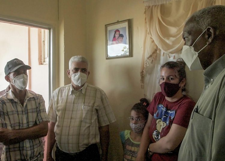 Reconocen en visita parlamentaria la cohesión de trabajo de la provincia Pinar del Río En la casa del ganadero Lázaro Héctor Rivet Pérez jefe del colectivo laboral de la vaquería 121, Lazo Hernández, elogió el confort de la misma e insistió en conocer las ventajas de esta estructura en el orden personal y el impacto sobre los resultados productivos. / Foto: Pedro Paredes Hernández