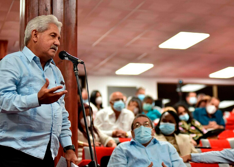 Reconocen desempeño de trabajadores de la salud en el enfrentamiento a la COVID-19 Reconocen desempeño de trabajadores de la salud en el enfrentamiento a la COVID-19