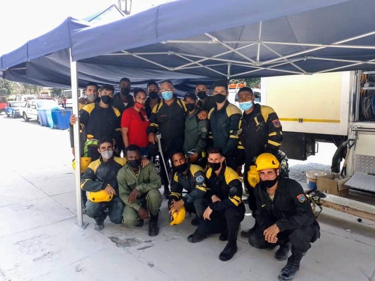 Un bombero de Pinar del Río en el Saratoga Esteban alfredo arencibia junto a otros bomberos