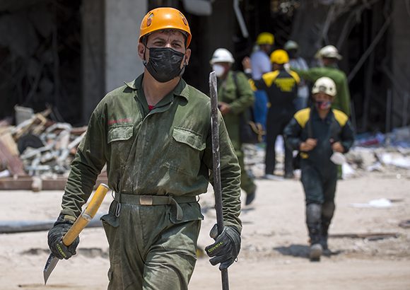 Tras esa nube de polvo Miembros de los equipos de salvamento y rescate que trabajan en el hotel Saratoga de La Habana