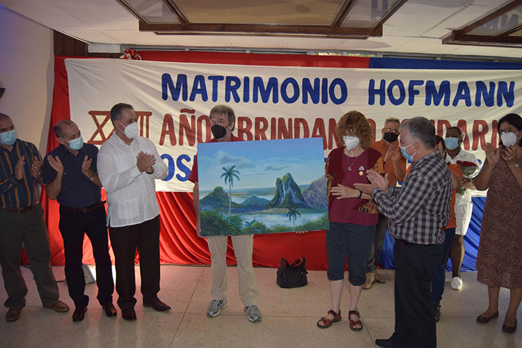 Reciben Reiner y Hilde Hofmann Medalla de la Amistad en Pinar del Río