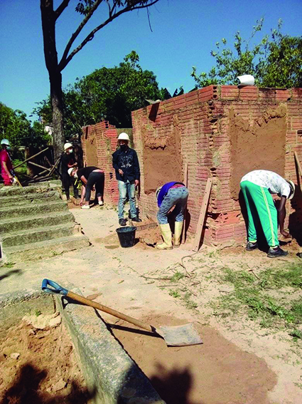 Donde se forja la fuerza laboral del futuro Alumnos de primer año de Albañilería en el momento de la actividad práctica.