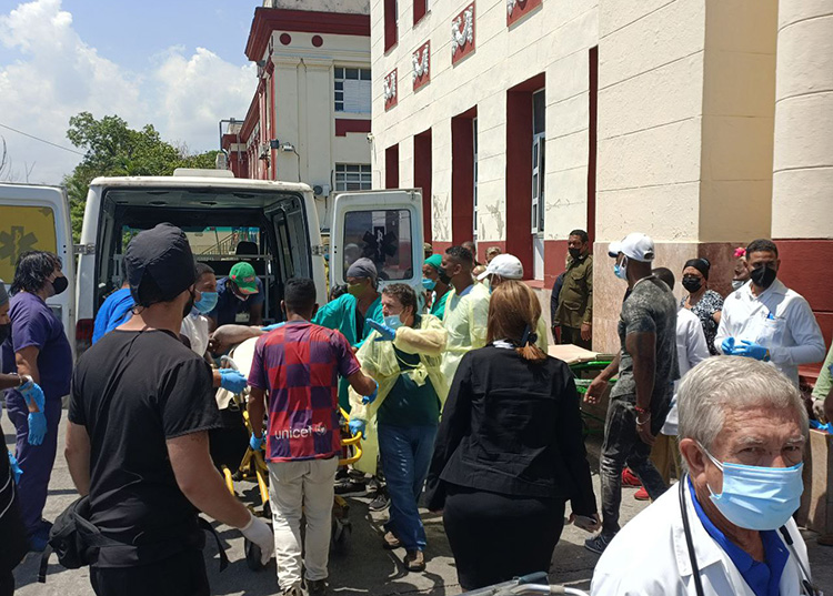Fuerte explosión en el hotel Saratoga de La Habana provoca numerosas víctimas Heridos trasladados al Hospital Calixto García. Foto: Thalía Fuentes Puebla/Cubadebate.