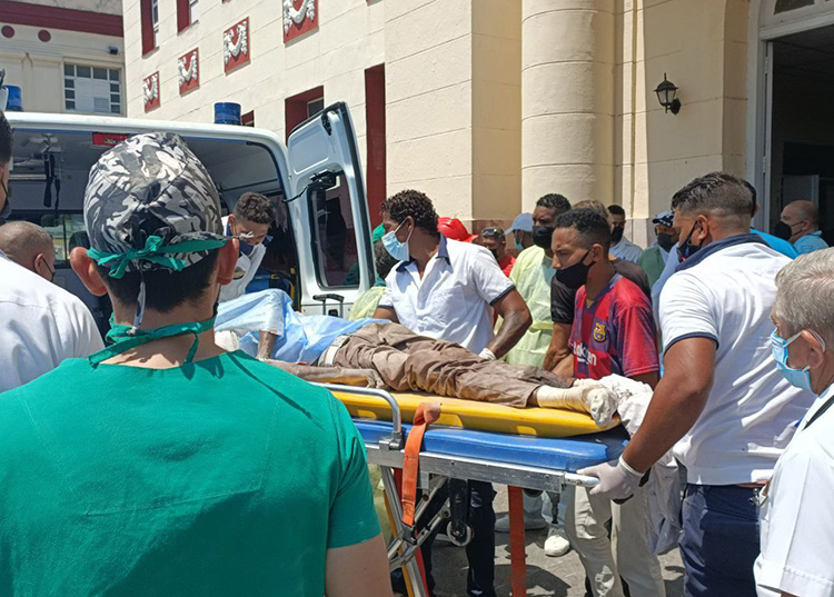 Fuerte explosión en el hotel Saratoga de La Habana provoca numerosas víctimas Heridos trasladados al Hospital Calixto García. Foto: Thalía Fuentes Puebla/Cubadebate.