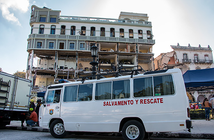 Explosión en el hotel Saratoga: Operación de rescate y salvamento (I) Este sábado continúan las labores de limpieza y salvamento y rescate en el hotel Saratoga, tras el trágico accidente ocurrido el viernes. Foto: Abel Padrón Padilla/ Cubadebate.