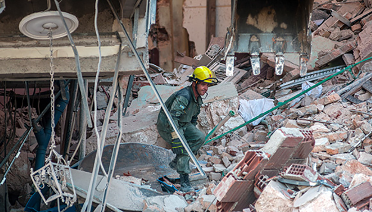 Explosión en el hotel Saratoga: Operación de rescate y salvamento (I) Continúan las labores de limpieza y salvamento y rescate en el hotel Saratoga, tras trágico accidente ocurrido el viernes. Foto: Abel Padrón Padilla/ Cubadebate.