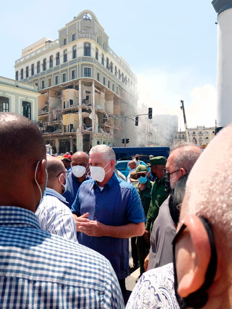 Fuerte explosión en el hotel Saratoga de La Habana provoca numerosas víctimas El primer secretario del Partido Comunista de Cuba y presidente de la República, Miguel Díaz-Canel Bermúdez, acaba de llegar al lugar del siniestro.