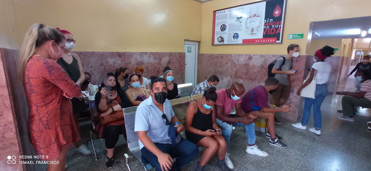 Fuerte explosión en el hotel Saratoga de La Habana provoca numerosas víctimas Población acude a bancos de sangre. Foto: Ismael Francisco.