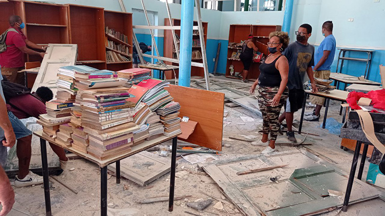 Explosión en el hotel Saratoga: Operación de rescate y salvamento (I) Realizan labores de limpieza en la escuela primara afectada. Foto: Irene Pérez/Cubadebate.