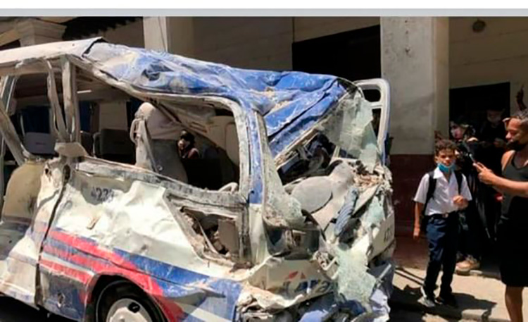 Fuerte explosión en el hotel Saratoga de La Habana provoca numerosas víctimas Ómnibus afectado por la explosión.