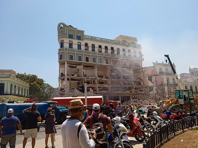 Fuerte explosión en el hotel Saratoga de La Habana provoca numerosas víctimas Nuevas imágenes tras la explosión del hotel. Foto: Karina Rodríguez.