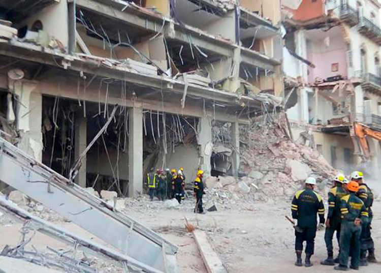 Explosión en el hotel Saratoga: Operación de rescate y salvamento (I) Se mantienen las fuerzas combinadas en apoyo a las labores de escombreo y rescate de cuerpos que permanecen en la instalación. Foto: Tribuna de La Habana.