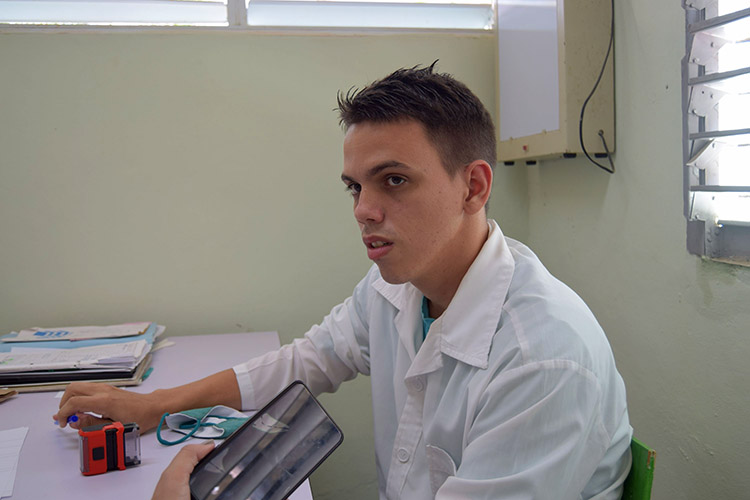 Para el joven médico Armando Raúl González Piloto, residente de segundo año de MGI, es una fortaleza poder contar con el asesoramiento de la doctora titular.