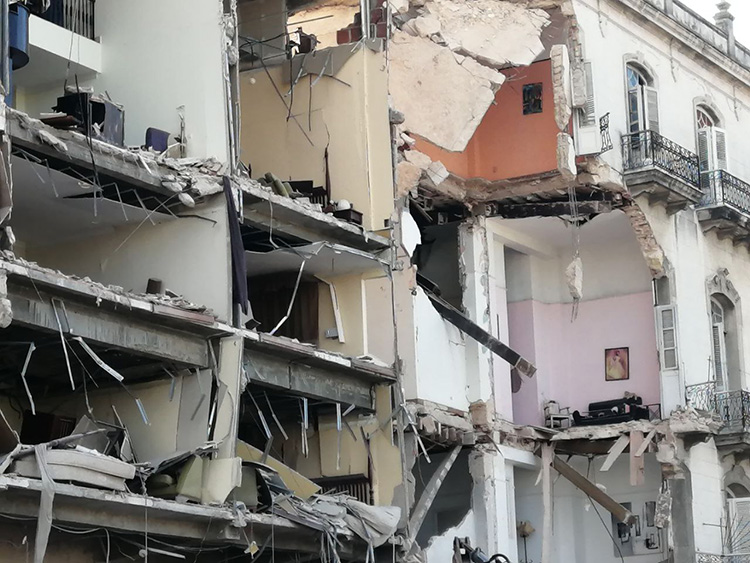 Explosión en el hotel Saratoga: Operación de rescate y salvamento (I) Prosiguen las labores de rescate y salvamento. Foto: Cubadebate.