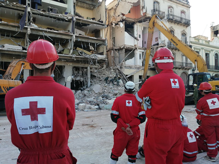 Explosión en el hotel Saratoga: Operación de rescate y salvamento (I) Prosiguen las labores de rescate y salvamento. Foto: Cubadebate.