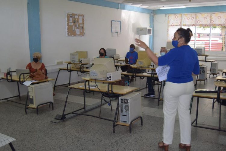 Se prepara a educadores en Pinar del Río para el próximo curso escolar Seminario de preparación