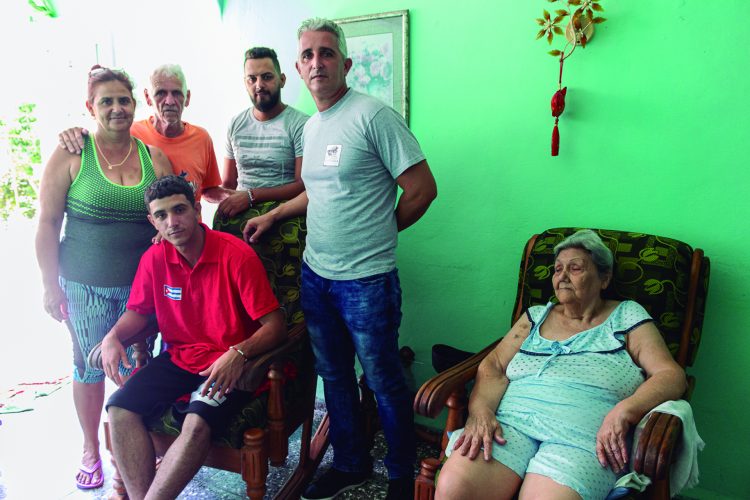 “Lo mío son los jardines” La familia más cercana es quien le ha apoyado siempre en ese todavía corto andar por el mundo de las bolas y los strikes.
