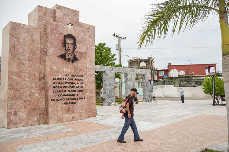 Comandante Pinares, ejemplo de valentía y heroísmo internacionalista Comandante Pinares 01