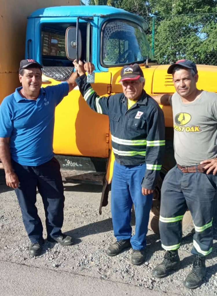 Orestes Meléndez Cruz y companeros