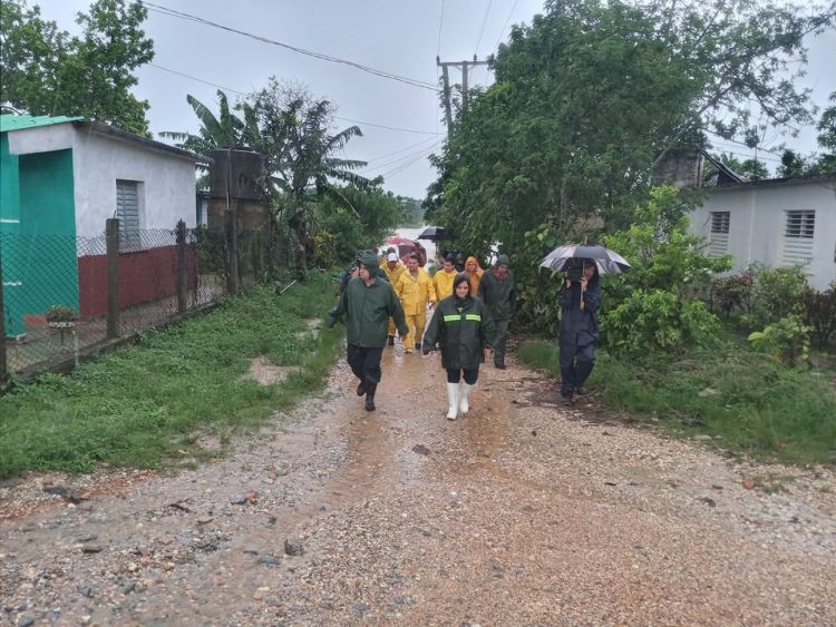 Varias zonas inundadas e incomunicadas en provincia Pinar del Río Grandes inundaciones y no hay paso para Guane ni Sandino.