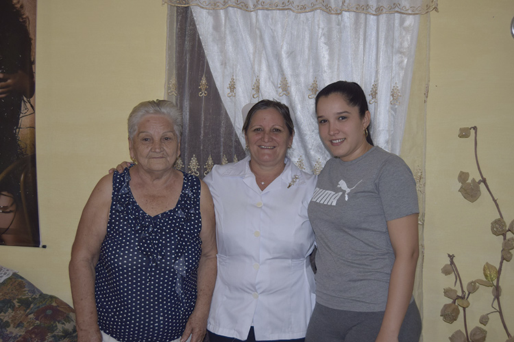 Pinar del Río: '“Mis pacientes son mi familia” Midalys Roque Carbó junto a su madre e hija.