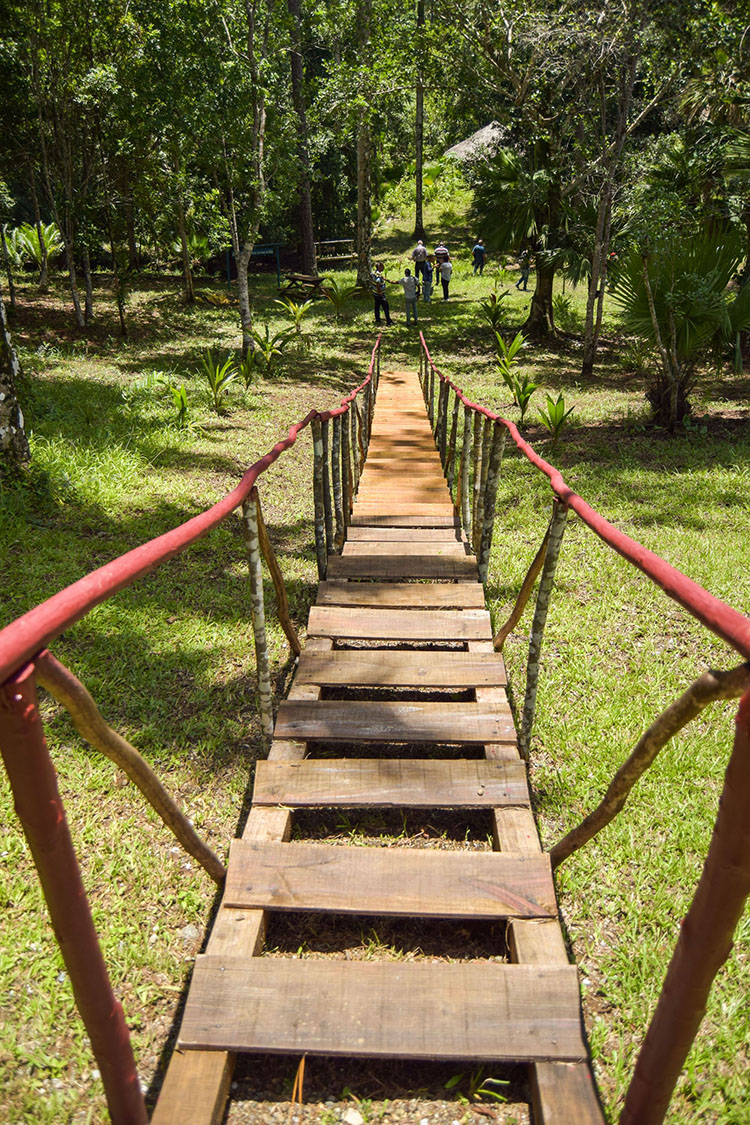 El Cuabal: donde la naturaleza abraza al visitante escalera hacia el rio