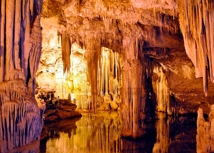 La espectacular gruta de Neptuno La espectacular gruta de Neptuno