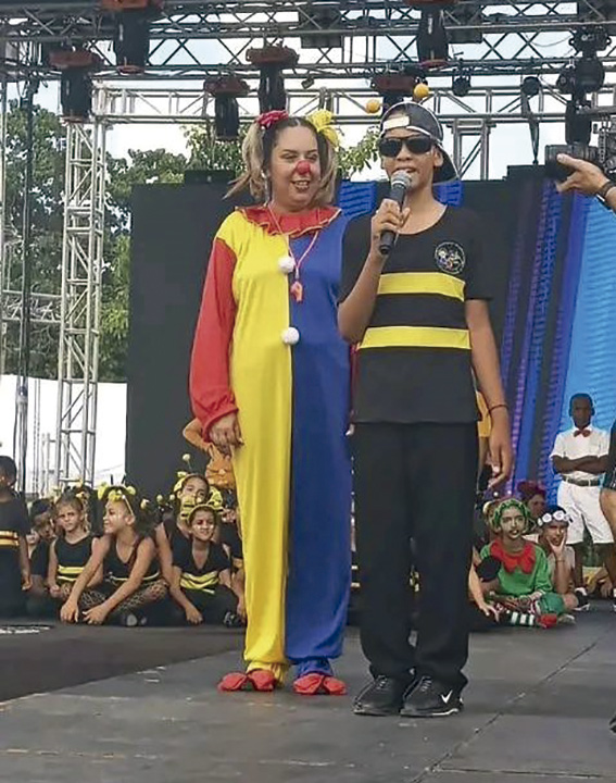 Abanderado de la cultura y el humanismo José es un niño débil visual de la escuela especial José Martí con un talento tremendo para cantar