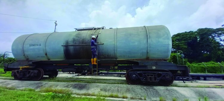 Jóvenes de Pinar del Río en la “candela” Yoel sube al carro tanque para preparar las condiciones del descargue.
