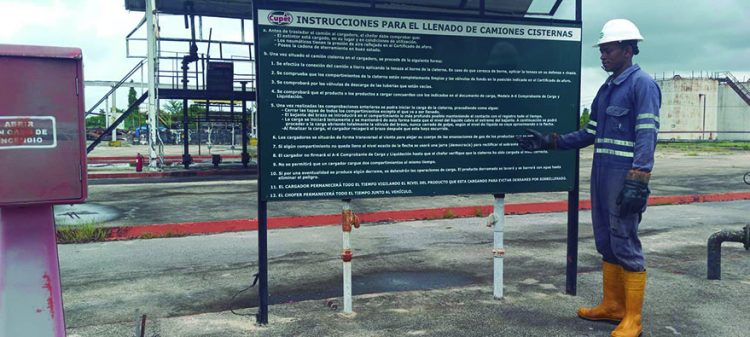 Jóvenes de Pinar del Río en la “candela” Yoel explica las instrucciones para el llenado de camiones cisternas, en donde él, como operador, debe permanecer todo el tiempo para vigilar el nivel del producto que carga, en aras de evitar derrames por sobrellenado.