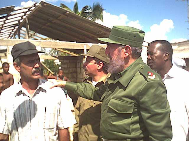 Un gigante multiplicado en hombres de honor Fidel junto al pueblo de Matanzas en el Huracan Michelle.