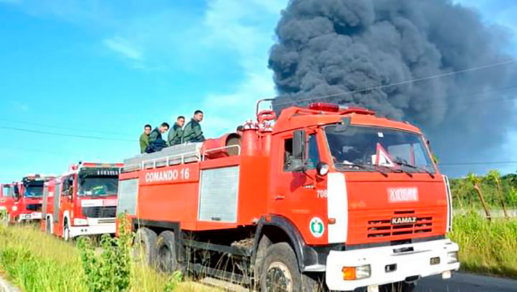 Base de Supertanqueros de Matanzas: Se trabaja sin descanso para controlar el incendio (Minuto a minuto) Hombres de fuego. Foto: Ricardo López Hevia/ Facebook.