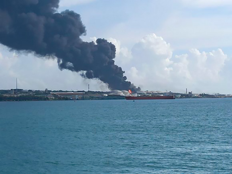 Base de Supertanqueros de Matanzas: Se trabaja sin descanso para controlar el incendio (Minuto a minuto) Buque María Cristina llega a la bahía de Matanzas. / Foto: Oliver Zamora/Cubadebate