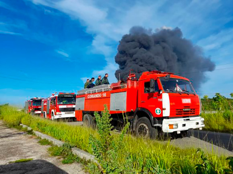 Base de Supertanqueros de Matanzas: Se trabaja sin descanso para controlar el incendio (Minuto a minuto) Foto: Karina Marrón