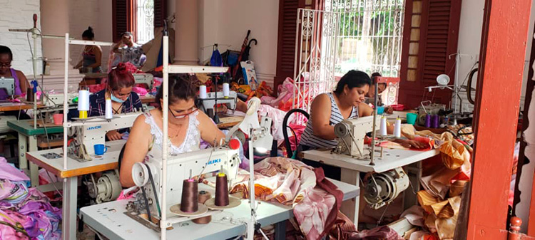 Hasta Matanzas con puntadas de amor A pesar de las interrupciones del fluido eléctrico las costureras lograron coser 129 juegos de sábanas en un día y medio