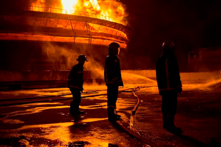 Base de Supertanqueros de Matanzas: Se trabaja sin descanso para controlar el incendio (Minuto a minuto) Imágenes inéditas de momentos antes de la segunda explosión