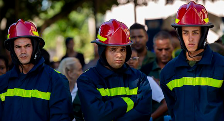 Silencio en Matanzas: El dolor no cabe en esta ciudad Bomberos, antes de entrar al Museo a rendirle homenaje a sus compañeros. / Foto: Ismael Francisco/ Cubadebate.