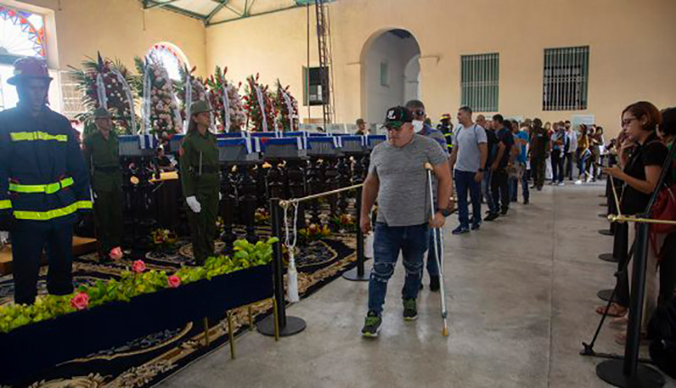 Silencio en Matanzas: El dolor no cabe en esta ciudad Pueblo matancero en honra a los Bomberos. Foto: Ismael Francisco/ Cubadebate.