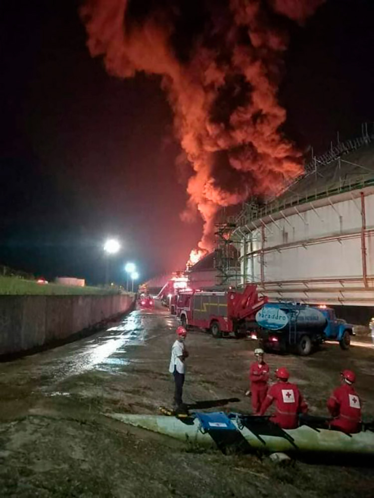Se extiende incendio de grandes proporciones en Matanzas con decenas de lesionados (Minuto a minuto) No existen antecedentes de incendio de tal magnitud en la Base de Supertanqueros. Foto: Facebook/ TV Yumuri.