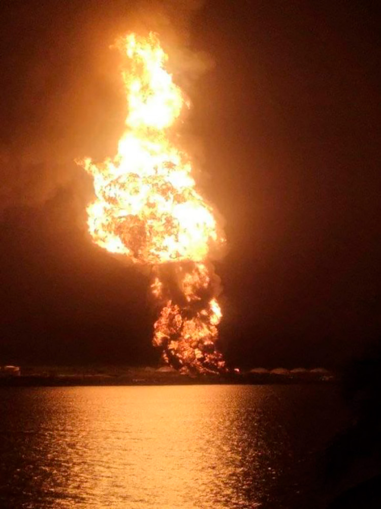 Base de Supertanqueros de Matanzas: Se trabaja sin descanso para controlar el incendio (Minuto a minuto) Se reporta explosión en Matanzas.