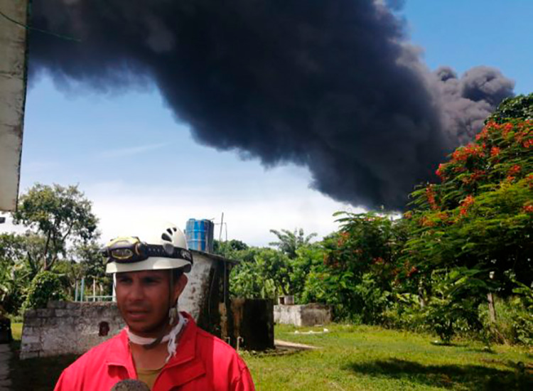 Se extiende incendio de grandes proporciones en Matanzas con decenas de lesionados (Minuto a minuto) Luis David Castillo Corrales tiene 36 años y es voluntario de la Cruz Roja.Foto: Andy Jorge Blanco/Cubadebate.