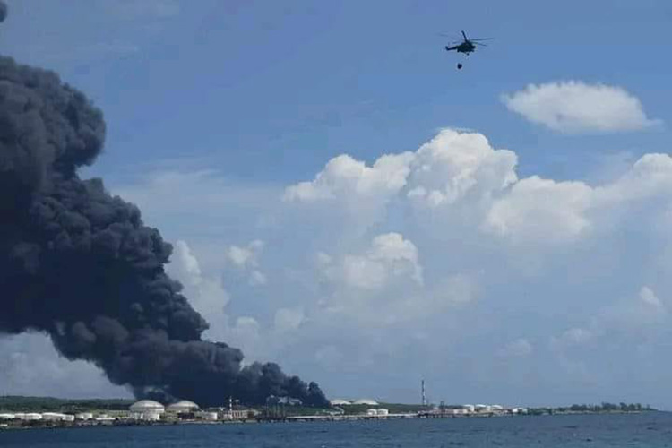 Base de Supertanqueros de Matanzas: Se trabaja sin descanso para controlar el incendio (Minuto a minuto) Inician las maniobras en la base de supertanqueros de matanzas este domingo. / Foto: Radio26.